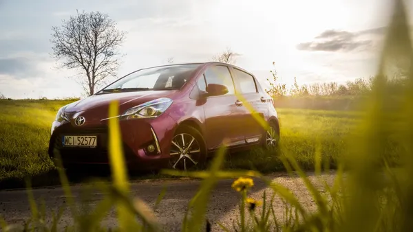 Toyota Yaris – sesja sprzedażowa samochodu, zdjęcia aut na sprzedaż Lublin